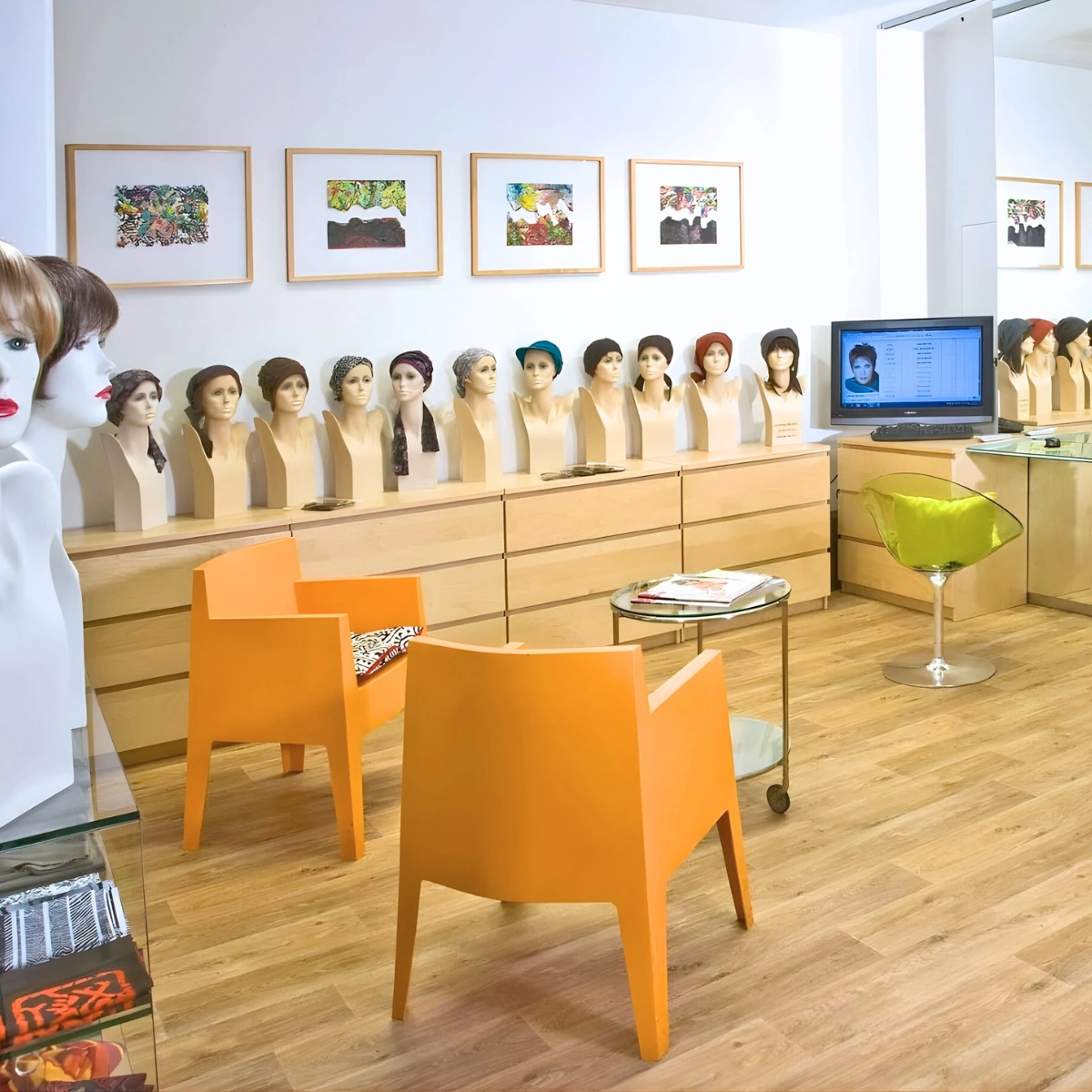 Kundin bei Perückenberatung im Studio vor einer Chemotherapie