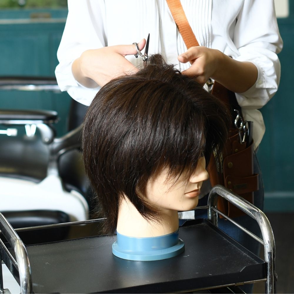 Individuell angepasste Perücke bei der Übergabe im Studio von Trendhair in Nürnberg